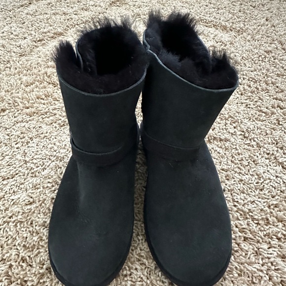 NWOT Kirkland kids, black sheepskin boots size 4 - Picture 1 of 4